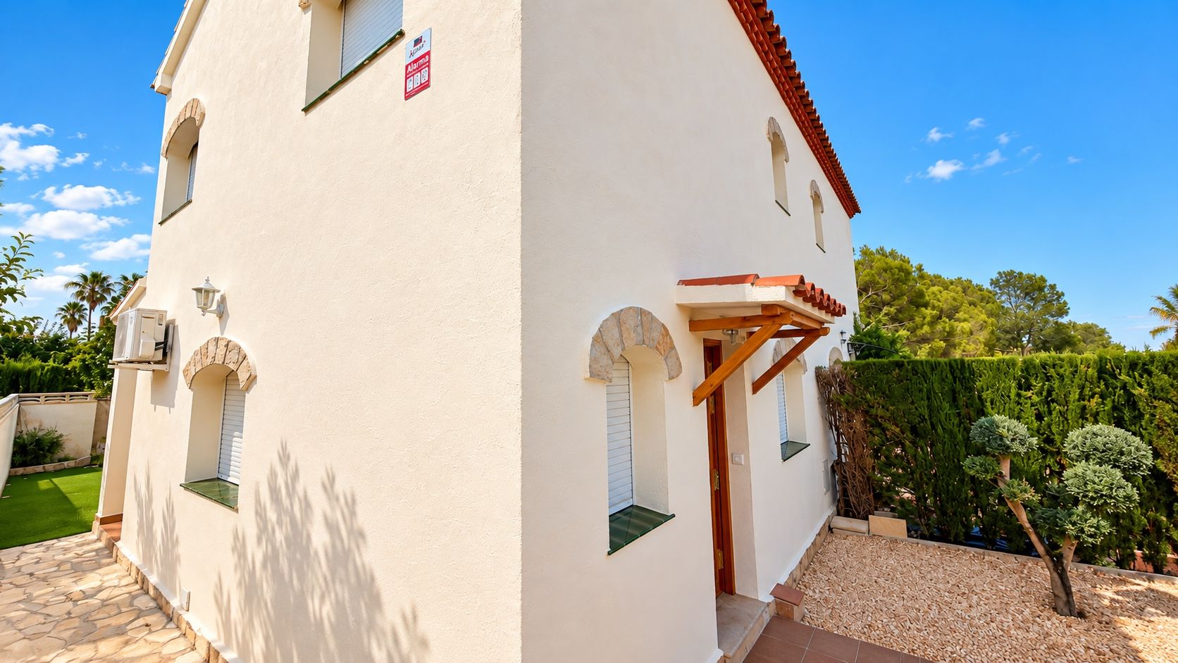 EXCLUSIVO CHALET ESQUINERO CON JARDIN PRIVADO, BARBACOA Y PISCINA COMUNITARIA EN EL CASALOT